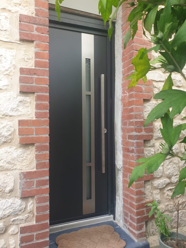 Porte d'entrée en aluminium Effigie 72, 1 vantail bicolore noir, sablé extérieur, RAL 9016, blanc satiné intérieur - K-Line